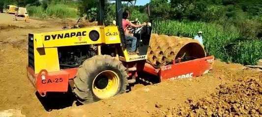 VÍDEO: trabalho de compactação do solo na BR-365 em Patos de Minas