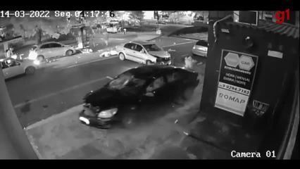 Vídeo mostra momento que carro atropela pedestres e bate em veículos em Uberlândia