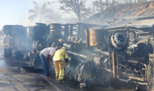 Motorista morre após caminhão tombar e pegar fogo na BR-354, entre Santa Rosa da Serra e São Gotardo