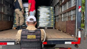 Mais de 1 tonelada de maconha é encontrada em fundo falso de caminhão em Uberlândia