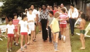 Amistoso pelo Santos, inauguração de academia e autógrafo em bola que sumiu: relembre visitas de Pelé a Uberlândia