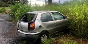 Passageiro é arremessado para fora do carro e morre após batida na BR-365, em Patos de Minas