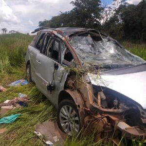 Buraco na pista provoca acidente que deixou casal e cinco filhos feridos na BR-146 em Patos de Minas