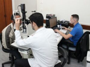 Médico é condenado a pagar R$ 100 mil após operar olho errado e deixar idoso cego em MG