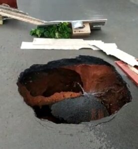 Cratera com vazamento de água abre em rua de Uberlândia; quatro bairros têm abastecimento afetado