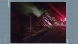 Motorista morre após tombar caminhão na BR-354, próximo à Santa Rosa da Serra