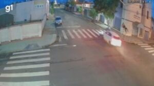 VÍDEO: adolescente sem habilitação 'voa' após moto ser atingida por carro em Araxá