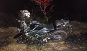 Motociclista morre após bater na traseira de caminhão na MG-190, em Romaria; caminhoneiro fugiu