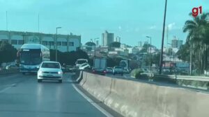 VÍDEO: Caminhonete vai parar em mureta da BR-365 em Uberlândia
