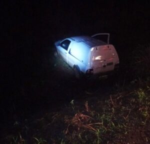 Carro sai da pista, cai em barranco e motorista morre na LMG-733, em Pirajuba