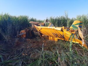 Avião pulverizador cai em canavial na zona rural de Uberaba