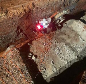 Motociclista não vê sinalização e cai em buraco de obra em Patos de Minas