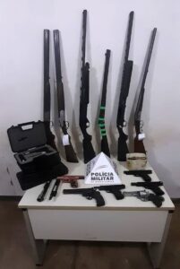 Exército e PM apreendem quase mil munições e 14 armas, entre elas uma pistola cor de rosa, durante operação em Uberaba