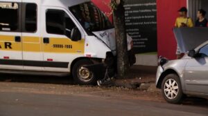 Van escolar desgovernada atinge carro, moto e para ao colidir com árvore em Uberlândia