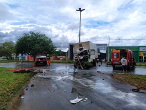 Batida entre caminhão e carreta causa vazamento de tinta e solventes em Patos de Minas