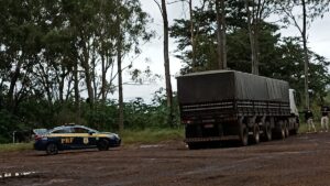 Carreta roubada com 35 toneladas de soja é recuperada em Uberaba; dupla suspeita é presa em Uberlândia