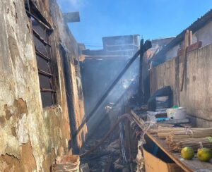 Idoso tem queimaduras durante incêndio em casa no Bairro Marta Helena, em Uberlândia