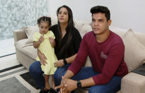 Família consegue na Justiça remédio de R$ 6 milhões para tratar filha de 3 anos com doença rara em MG: 'ganhamos na loteria', diz pai