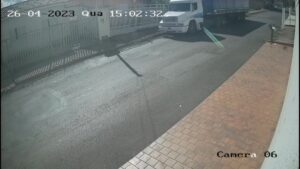 VÍDEO: carreta perde freio em ladeira, fica desgovernada e 'afunda' carro em portão de garagem em MG