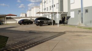 Polícia reconstitui cena de crime de jovem arrastada no capô de carro em Uberlândia