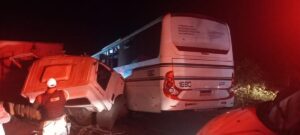 Ônibus com 45 trabalhadores de usina e caminhão batem de frente na MG-427, em Conceição das Alagoas