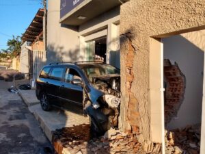Idoso morre após bater carro e destruir parte de muro em João Pinheiro