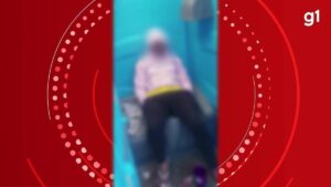 VÍDEO: 'Bora, acabou a festa': trabalhadores se divertem ao encontrar jovem dormindo em banheiro químico após shows em Uberaba