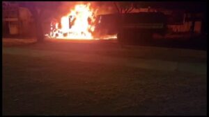 VÍDEO: Carreta carregada com 32 toneladas de soja é destruída por fogo em Araguari; motorista desceu pouco antes de explosão