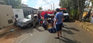 Motorista atinge motociclista, foge e atropela idosa com criança em Patos de Minas