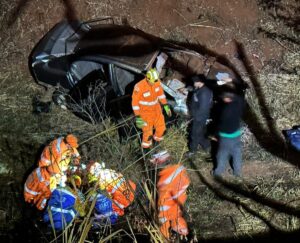 Carro cai dentro de vala de cinco metros de profundidade na BR-365, em Uberlândia, e dois ficam feridos