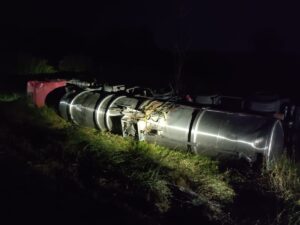 Carreta carregada com etanol tomba na BR-365 em Uberlândia