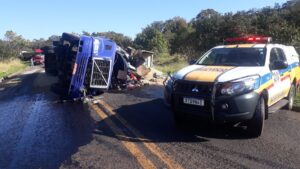 Motorista morre após batida entre dois caminhões na MGC-497 entre Iturama e Campina Verde