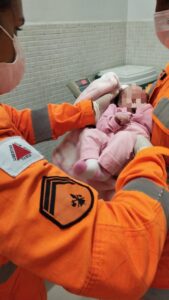 Bombeiros salvam bebê engasgada com leite em Uberaba