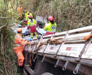 Dois acidentes entre caminhões e carretas são registrados na BR-050, em Uberaba; motorista morreu após cair em ribanceira