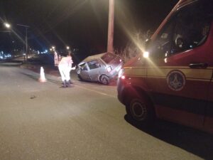 Passageiro morre e motorista fica ferido após carro bater em poste de iluminação em Araxá