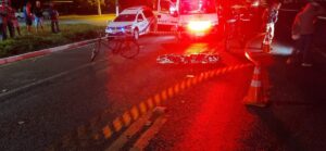 Ciclista morre atropelado por micro-ônibus com passageiros na BR-364, em Campina Verde