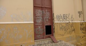 Porta da Igreja do Rosário em Uberlândia é quebrada durante briga de namorados; jovem foi detida