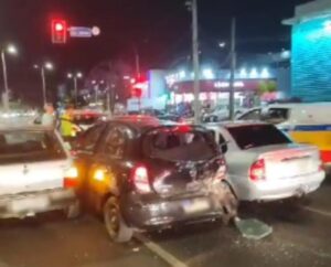 Motorista tenta fugir da PM, bate em carros durante perseguição e é preso com 5 kg de maconha em Uberlândia
