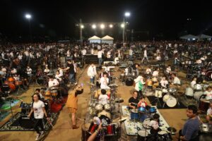 Ao som de 200 bateristas, evento ressalta amor pelo rock em Uberlândia; veja fotos