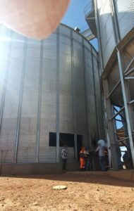 Trabalhador tem fratura exposta após queda de mais de 10 metros de altura em silo graneleiro em Ibiá