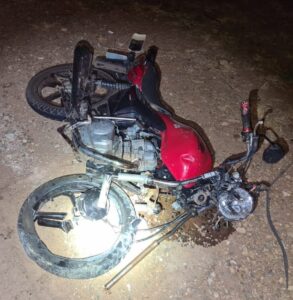 Motociclista morre ao bater de frente com carreta carregada com leite na MG-190, em Monte Carmelo