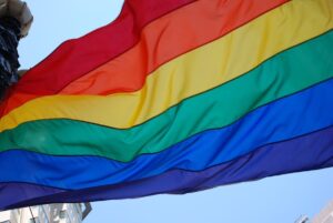 Mais de 96% dos que cometem crimes contra a comunidade LGBTQIA+  não são levados à delegacia em Uberlândia