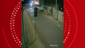 VÍDEO: Homem é flagrado furtando fios de energia de casa no Bairro Pampulha, em Uberlândia