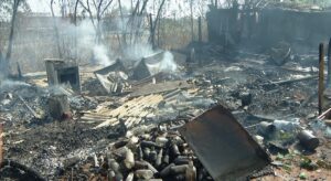 Incêndio destrói mais de 10 barracos de comunidade no Residencial Integração, em Uberlândia