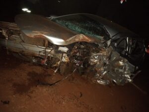 Motorista morre e passageiros ficam feridos após carro bater em carreta que saia de posto na BR-365, em Santa Vitória