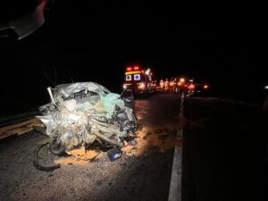 Carro fica destruído em acidente com carreta, mas motorista é socorrido com vida na BR-452, em Uberlândia