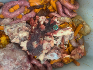 Salsichas, linguiças e carnes: mais de 340 kg de produtos estragados são apreendidos em açougue em Ituiutaba
