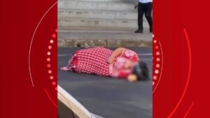 VÍDEO: Mulher que deita no asfalto e para o trânsito intriga moradores em Uberlândia