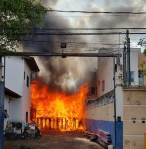 Incêndio destrói depósito de laticínios e danifica três casas vizinhas no Bairro Segismundo Pereira, em Uberlândia