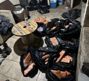 Escondidas em sacos de lixo, 100 barras de maconha são apreendidas em Uberlândia